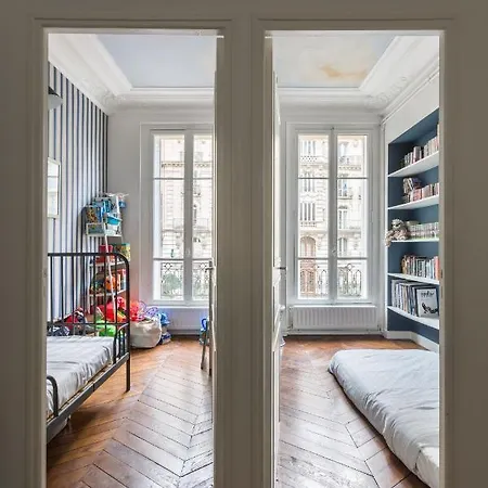 Apartment Veeve - Dark Sophistication In The 16th Paris