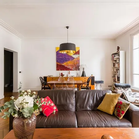 Veeve - Dark Sophistication In The 16th Apartment