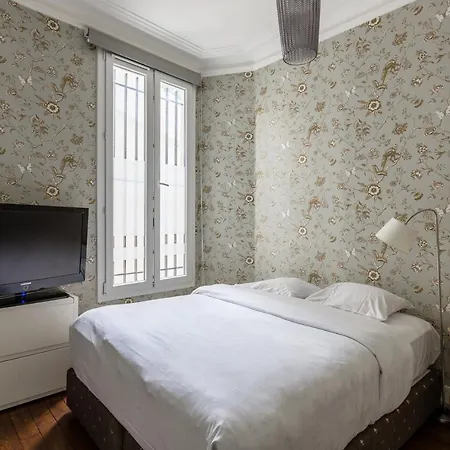 Veeve - Dark Sophistication In The 16th Apartment *